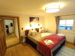 um quarto de hotel com uma cama e uma janela em Arlberghaus Rocks em Flirsch