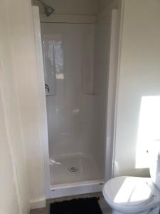 Ванная комната в 1 bedroom cottage 2 minutes from Beach 1