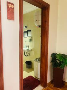 La salle de bains est pourvue de toilettes et d'un miroir. dans l'établissement Mokattem private Condo, au Caire