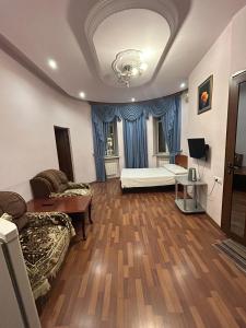 un ampio soggiorno con un letto e un divano di Manand Hotel a Yerevan