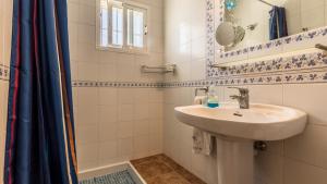 A bathroom at Villa Son Fanals