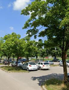 grupa samochodów zaparkowanych na parkingu w obiekcie Flat near BTC city - free parking w Lublanie