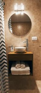 een badkamer met een wastafel en een spiegel bij Zit Flat in Mar del Plata