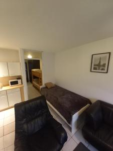 - un salon avec un lit et un canapé dans l'établissement Ap5 Nature Ardennes Economy class apartment, à La Calamine