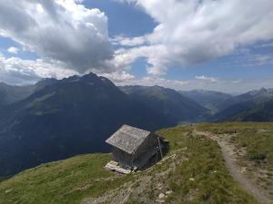 ein kleines Gebäude an der Seite eines Berges in der Unterkunft Arlberghaus Rocks in Flirsch