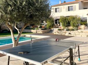 un tavolo da ping pong di fronte a una casa di Bastide La Mérigot - Maussane-les-Alpilles a Maussane-les-Alpilles