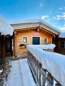 Almdorf im Winkl - Blockhüttendorf in Gröbming durante l'inverno