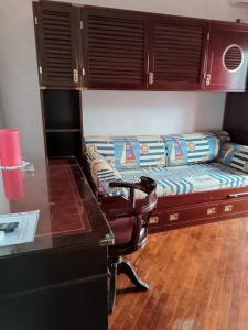 een kamer met een bed en een bureau met een stoel bij B&B COLOSSEO in Cosenza