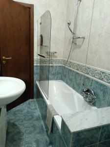 een badkamer met een bad en een wastafel bij B&B COLOSSEO in Cosenza