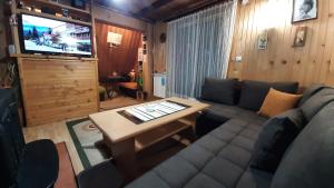 ein Wohnzimmer mit einem Sofa und einem Tisch in der Unterkunft Ismar&Hanna in Vlasic