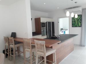 Kuchyň nebo kuchyňský kout v ubytování Villa 7 HACIENDA Luxueuse & Exotique Piscine Privée PEYREBERE