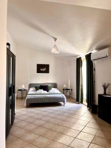 ein Schlafzimmer mit einem Bett in einem Zimmer in der Unterkunft The bell tower house in Castrofilippo