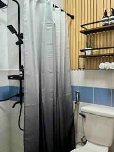 Modern Stay في مانيلا: حمام مع ستارة دش ومرحاض
