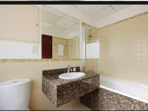 Koupelna v ubytování Amazing Spacious 2BHK and maidroom in JBR