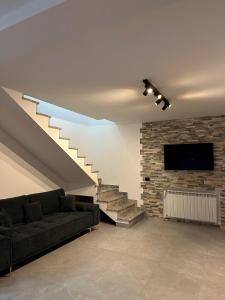 ボルシャにあるNorth Kabanのソファとレンガの壁のあるリビングルーム