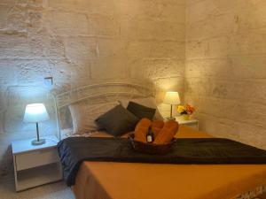 um quarto com uma cama com um cesto em Charming Central Townhouse in Sliema steps from Promenade and Sliema Ferry em Sliema