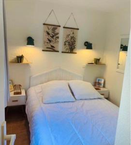 1 dormitorio con 1 cama grande con sábanas azules en Rdj aux issambres, en La Garonnette-Plage