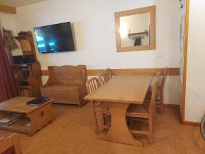sala de estar con mesa de madera y silla en T3 Les deux Alpes Vallée Blanche en Les Deux Alpes