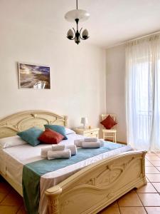 ein Schlafzimmer mit einem großen Bett mit Handtüchern darauf in der Unterkunft The bell tower house in Castrofilippo