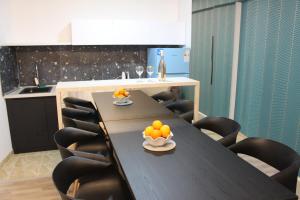 einen Konferenzraum mit einem Tisch und Stühlen mit Orangen darauf in der Unterkunft Race for Space in Niš