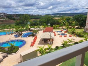 ariaal uitzicht op een zwembad in een resort bij Ilhas do lago in Goiânia