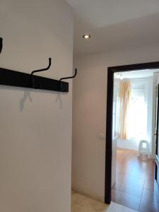una habitación con una pared con un objeto negro en la pared en Apartamento centro historico, en Écija