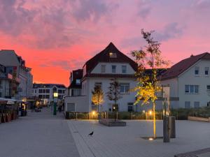 un edificio in una città con un tramonto sullo sfondo di Pension Haus Beckmann a Borkum