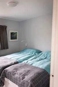 1 Schlafzimmer mit 2 Betten und grüner Bettwäsche in der Unterkunft Number Five in Aberfeldy
