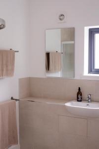 ein Bad mit einem Waschbecken und einem Spiegel in der Unterkunft Number Five in Aberfeldy