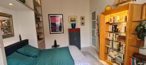 salon z kanapą i półką na książki w obiekcie Suite indépendante avec 1 chambre et 1 bureau w Montpellier +3 zdjęcia
