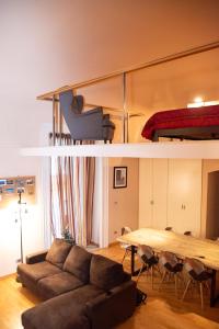 ein Wohnzimmer mit einem Sofa und einem Tisch in der Unterkunft Da.Ca. Suite in Molfetta