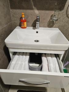 a white sink in a bathroom with towels at Brvnara “Vidik Breg” in Bajina Bašta