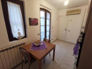 una sala da pranzo con tavolo e finestra di Casa indipendente - Piccolini Hideaway a Vigevano
