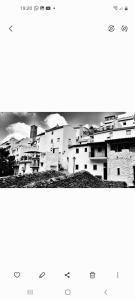 una foto en blanco y negro de los edificios en Casa Torre Antigua, en Salares