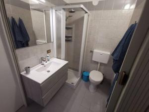ヴィジェーヴァノにあるCasa indipendente - Piccolini Hideawayのバスルーム(シンク、シャワー、トイレ付)
