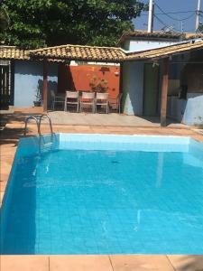 una gran piscina azul junto a un patio en Lindo Vilage em Praia do Flamengo!, en Salvador