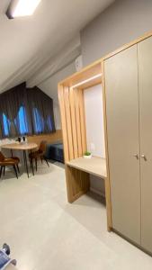 Zimmer mit einem Schreibtisch und einem Tisch mit Stühlen in der Unterkunft Loft do Vale in Pomerode