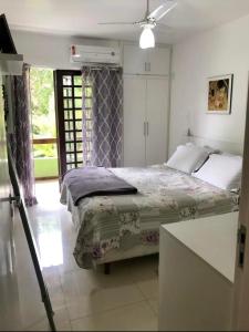 1 dormitorio con 1 cama grande en una habitación en Lindo Vilage em Praia do Flamengo!, en Salvador