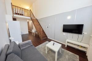TV a/nebo společenská místnost v ubytování Block 96 Apartments