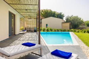 een zwembad in de achtertuin van een huis bij FRG Villas - Villa Volare in Kefallonia