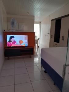 ポルト・セグロにあるCasa Hotelのテレビとベッドが備わる客室です。