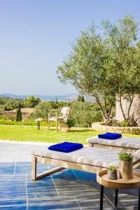 2 bedden op een patio met uitzicht bij FRG Villas - Villa Volare in Kefallonia