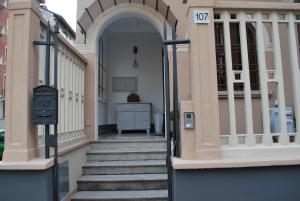 an entrance to a building with stairs and an archway at CASA RITA e CASA LUIGI in Turin