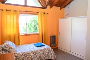 - une chambre avec un lit et une fenêtre dans l'établissement Casa Maiten 2 dormitorios, à San Carlos de Bariloche