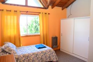 a bedroom with a bed and a window at Casa Maiten 2 dormitorios in San Carlos de Bariloche