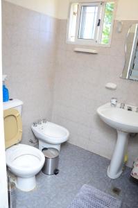 La salle de bains est pourvue de toilettes et d'un lavabo. dans l'établissement Casa Maiten 2 dormitorios, à San Carlos de Bariloche