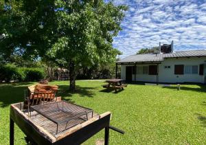 un patio con una mesa de picnic y una casa en Robles Federacion en Federación