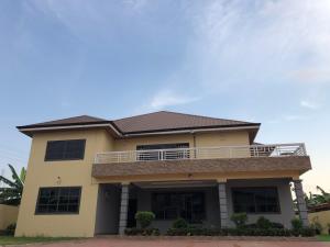 una casa con techo de metal en Aseda Lodge Gh en Accra
