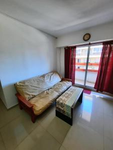 a small bedroom with a bed and a window at Depto céntrico de 3 habitaciones y cochera in Rosario