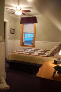 1 dormitorio con cama y ventana en The Yellow Sidecar B&B en Cap Le Moine